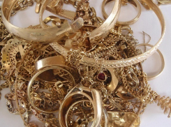 В Волжском подруга похитила украшения доверчивой подруги