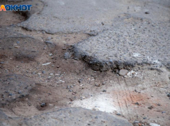 Ни проехать, ни пройти: под Волжским изрыли улицу около детской поликлиники