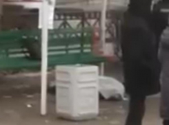 Труп мужчины пугал прохожих на остановке в Волжском