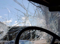 В Волжском на ЛПК автобусу № 34 камнями пробили лобовое стекло