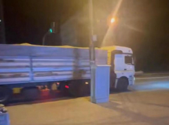 В Волжском возбудили административное делопроизводство по факту проезда 6 грузовиков по центру города