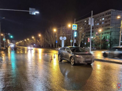 В Волжском водитель иномарки сбил пешехода при повороте