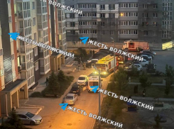 Три пожарных машины и задымление всего подъезда: чем обернулась забытая на плите кастрюля в Волжском