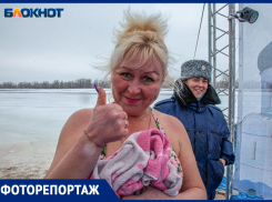 Холод - не помеха: фото с крещенских купаний в Волжском