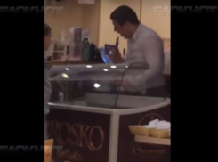 Работник одного из кафетериев Волгограда попал на видео, облизывая ложку для мороженого