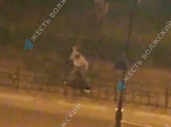 Жестокое избиение женщины на улице Волжского попало на видео