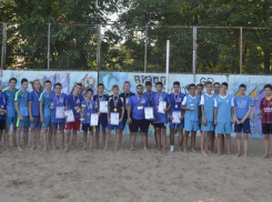 Юные волжане боролись в турнире по пляжному футболу до последнего
