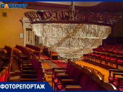 Три тонны хрусталя подняли под потолок в Волжском: фоторепортаж