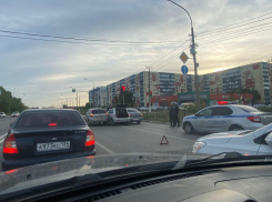 Тройное ДТП на перекрестке в Волжском перекрыло движение по 2 полосам