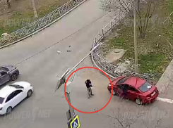 Водители стояли в обнимку в ожидание ГАИ после аварии в Волжском: видео