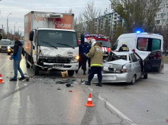 Стали известны подробности ДТП с пострадавшими в Волжском: легковая врезалась в грузовик