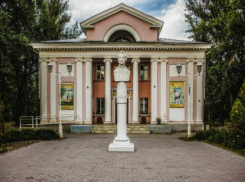 Кукольный театр в Волжском оснастят тактильной плиткой