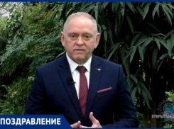 Мэр Волжского поздравил прекрасных дам с 8 марта