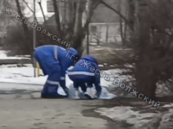 Мужчина скончался на улице в Волжском: видео