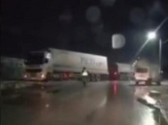 В Волжском фура провалилась на дороге: видео