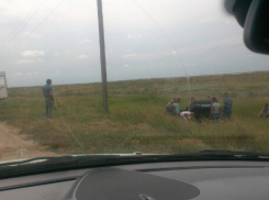 При повороте на Заплавное «семерка» перевернулась при обгоне сеновоза: двое пострадавших