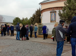 «Он был хорошим человеком»: на похороны сгоревшего в Краснослободске мальчика и его мамы собрались около тысячи человек