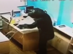 Появилось видео, как сотрудник службы безопасности поджигает наркодиспансер в Волжском 