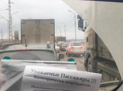 На мосту ГЭС автомобиль врезался в столб