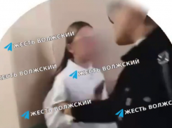 Не безопасно даже в школе: подростки из Средней Азии терроризируют школьницу близ Волжского