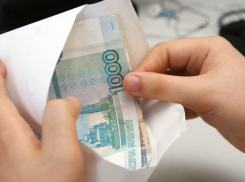 В Волжском продолжают активно бороться с зарплатами в конвертах