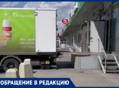 В Волжском магазин украл тротуар у пешеходов