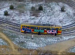 Подростки изрисовали трамвай под камерами наблюдения в Волжском: видео