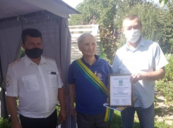 Волжские полицейские и общественники поздравили с 96-летием подполковника в отставке