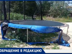 «Истерзанный батут и пустые пивные бутылки», - волжанка о состоянии детской площадки