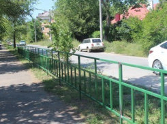 В Волжском въезду машин к школам помешают около тысячи метров турникетов 