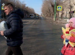 Волжане прошлись с подушками по городу и танцевали на переходах