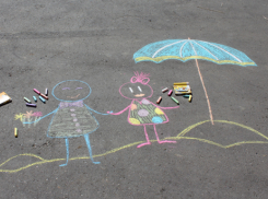 В Волжском асфальт возле Выставочного зала раскрасят всеми цветами радуги