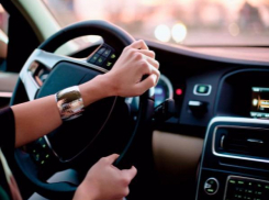 В Среднеахтубинском районе 30-летняя автоледи уничтожила дорожные ограждения и покалечила себя