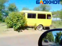 Водитель протаранил деревья и бросил маршрутку в кювете в Волжском