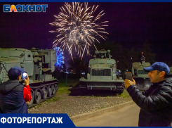 Праздничный салют в День Победы устроили для волжан: фоторепортаж