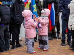 150-килограммовая рекламная конструкция обрушилась на ребенка в ТЦ Волгограда