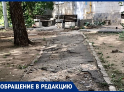 «Сгнившие качели, проржавевшая горка и сухостой», - волжанка о дворовой территории