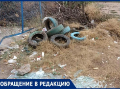 Гниющий мусор и стекла заполонили детскую площадку в Волжском