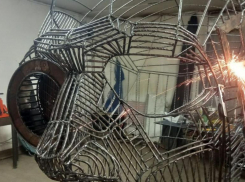 В Волжском в центре города установили 3-метровую железную голову