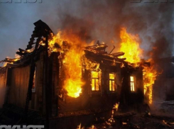 Три часа тушили частный дом в Ленинском районе