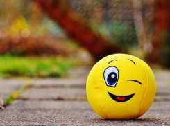 Ясное небо и сильный ветер ждет волжан в день смайлика