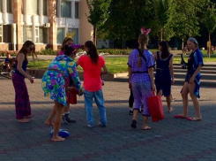 В Волжском пьяные девушки прошли в пижамах по центру города