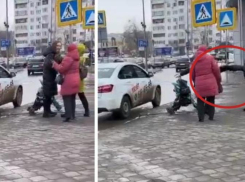 Врезала таксисту с ребенком на руках и бросилась на бабушку: в Волжском на видео попала потасовка 