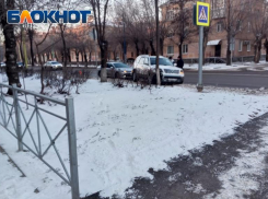 Иномарка врезалась в дерево в Волжском: фото с места