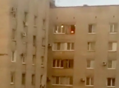 Беспечные волжане приготовили шашлык на окне девятиэтажного дома