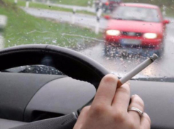 Курящий водитель маршрутки № 17 возмутил волжан своей опрометчивостью 