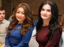 Красавицу Кристину Грачеву поздравляет подруга