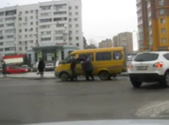 Водитель иномарки избил волжанку за порчу авто