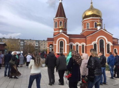 Сотни людей пришли проститься с погибшими от рук маньяка волжанками