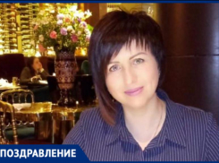 Ольгу Крикунову с юбилеем поздравляют подруги